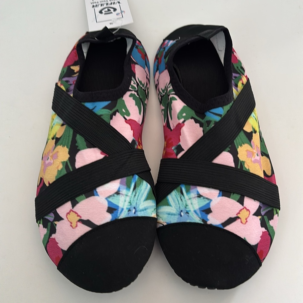 5/$25 Floral Water Shoes Size 9/10
